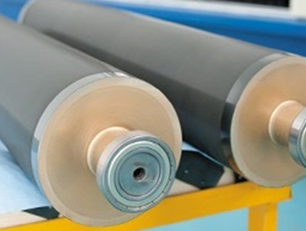 Vilka är fördelarna med hårdlegerade valsar i industriella applikationer?